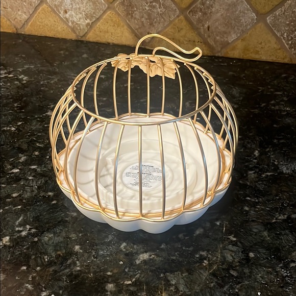 Gold Wire Candle Holder with White Base - Picture 2 of 3